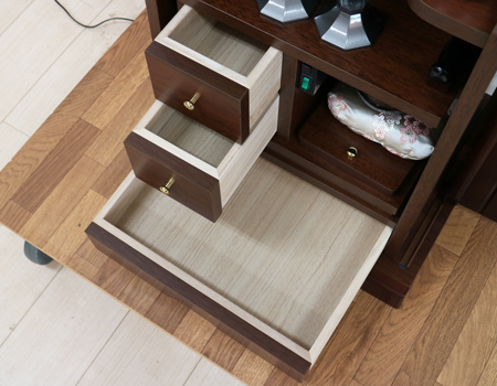 仏壇下部に引き出しが3か所ございます。