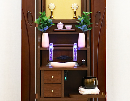 こちらのお仏壇には、上記お写真の仏具セットが付属します。 <内訳>  新品:仏器・茶器  中古:徳利、天目、三宝、花立、灯立、クリスタルキャンドル、香炉、  造花おしきみ、リン、リン布団、リン棒、リン棒台