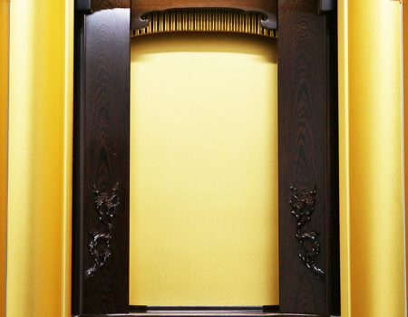 創価学会中古仏壇B591　厨子型仏壇経机付き　和室・洋室・拠点・会場に最適　仏具無し　格安・激安にて最安値にて販売いたします。　創価学会仏壇専門店桜梅桃李.comが販売いたします