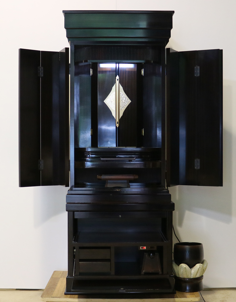 黒檀色の金剛堂製中古厨子型仏壇です。お求めやすいお値段となっております。B級仏壇の為よくご確認の上ご購入ください。3500円　格安　激安　最安値 製品名 	創価学会家具調中古仏壇　BK001　【金剛堂製】設置 	和室も最適です種別 	収納厨子型仏壇サイズ仏壇全体:高162cm x 64cm x 奥行き51cm厨子内寸:47cm x 30cm扉を開いた際の横幅:105cm経机引き出した際の最大奥行:約79cm材質 	MDF・黒檀シート貼り機能 	自動扉・照明灯・引き出し2箇所・特装ご本尊様ご安置可能