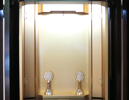 黒檀色の金剛堂製中古厨子型仏壇です。お求めやすいお値段となっております。B級仏壇の為よくご確認の上ご購入ください。3500円　格安　激安　最安値 製品名 	創価学会家具調中古仏壇　BK001　【金剛堂製】設置 	和室も最適です種別 	収納厨子型仏壇サイズ仏壇全体:高162cm x 64cm x 奥行き51cm厨子内寸:47cm x 30cm扉を開いた際の横幅:105cm経机引き出した際の最大奥行:約79cm材質 	MDF・黒檀シート貼り機能 	自動扉・照明灯・引き出し2箇所・特装ご本尊様ご安置可能