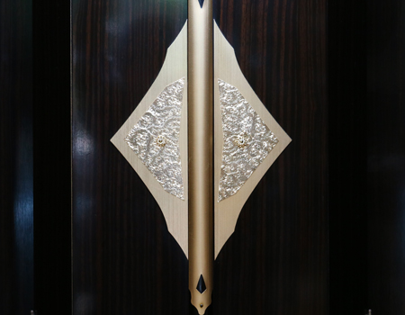 黒檀色の金剛堂製中古厨子型仏壇です。お求めやすいお値段となっております。B級仏壇の為よくご確認の上ご購入ください。3500円　格安　激安　最安値 製品名 	創価学会家具調中古仏壇　BK001　【金剛堂製】設置 	和室も最適です種別 	収納厨子型仏壇サイズ仏壇全体:高162cm x 64cm x 奥行き51cm厨子内寸:47cm x 30cm扉を開いた際の横幅:105cm経机引き出した際の最大奥行:約79cm材質 	MDF・黒檀シート貼り機能 	自動扉・照明灯・引き出し2箇所・特装ご本尊様ご安置可能