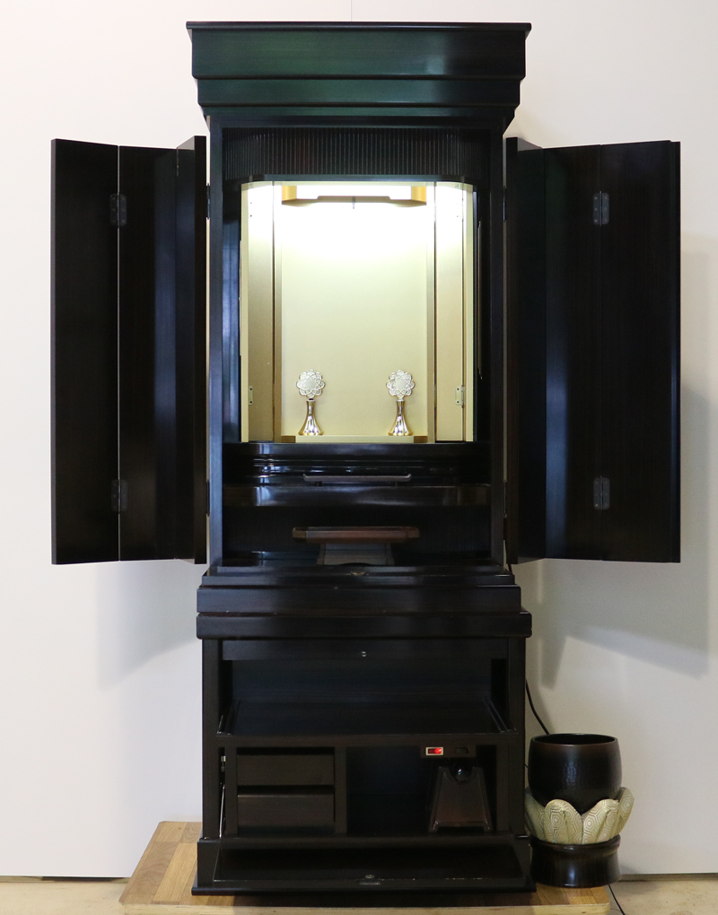 黒檀色の金剛堂製中古厨子型仏壇です。お求めやすいお値段となっております。B級仏壇の為よくご確認の上ご購入ください。3500円　格安　激安　最安値 製品名 	創価学会家具調中古仏壇　BK001　【金剛堂製】設置 	和室も最適です種別 	収納厨子型仏壇サイズ仏壇全体:高162cm x 64cm x 奥行き51cm厨子内寸:47cm x 30cm扉を開いた際の横幅:105cm経机引き出した際の最大奥行:約79cm材質 	MDF・黒檀シート貼り機能 	自動扉・照明灯・引き出し2箇所・特装ご本尊様ご安置可能
