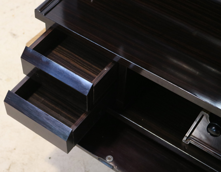 黒檀色の金剛堂製中古厨子型仏壇です。お求めやすいお値段となっております。B級仏壇の為よくご確認の上ご購入ください。3500円　格安　激安　最安値 製品名 	創価学会家具調中古仏壇　BK001　【金剛堂製】設置 	和室も最適です種別 	収納厨子型仏壇サイズ仏壇全体:高162cm x 64cm x 奥行き51cm厨子内寸:47cm x 30cm扉を開いた際の横幅:105cm経机引き出した際の最大奥行:約79cm材質 	MDF・黒檀シート貼り機能 	自動扉・照明灯・引き出し2箇所・特装ご本尊様ご安置可能