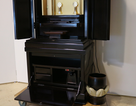 黒檀色の金剛堂製中古厨子型仏壇です。お求めやすいお値段となっております。B級仏壇の為よくご確認の上ご購入ください。3500円　格安　激安　最安値 製品名 	創価学会家具調中古仏壇　BK001　【金剛堂製】設置 	和室も最適です種別 	収納厨子型仏壇サイズ仏壇全体:高162cm x 64cm x 奥行き51cm厨子内寸:47cm x 30cm扉を開いた際の横幅:105cm経机引き出した際の最大奥行:約79cm材質 	MDF・黒檀シート貼り機能 	自動扉・照明灯・引き出し2箇所・特装ご本尊様ご安置可能