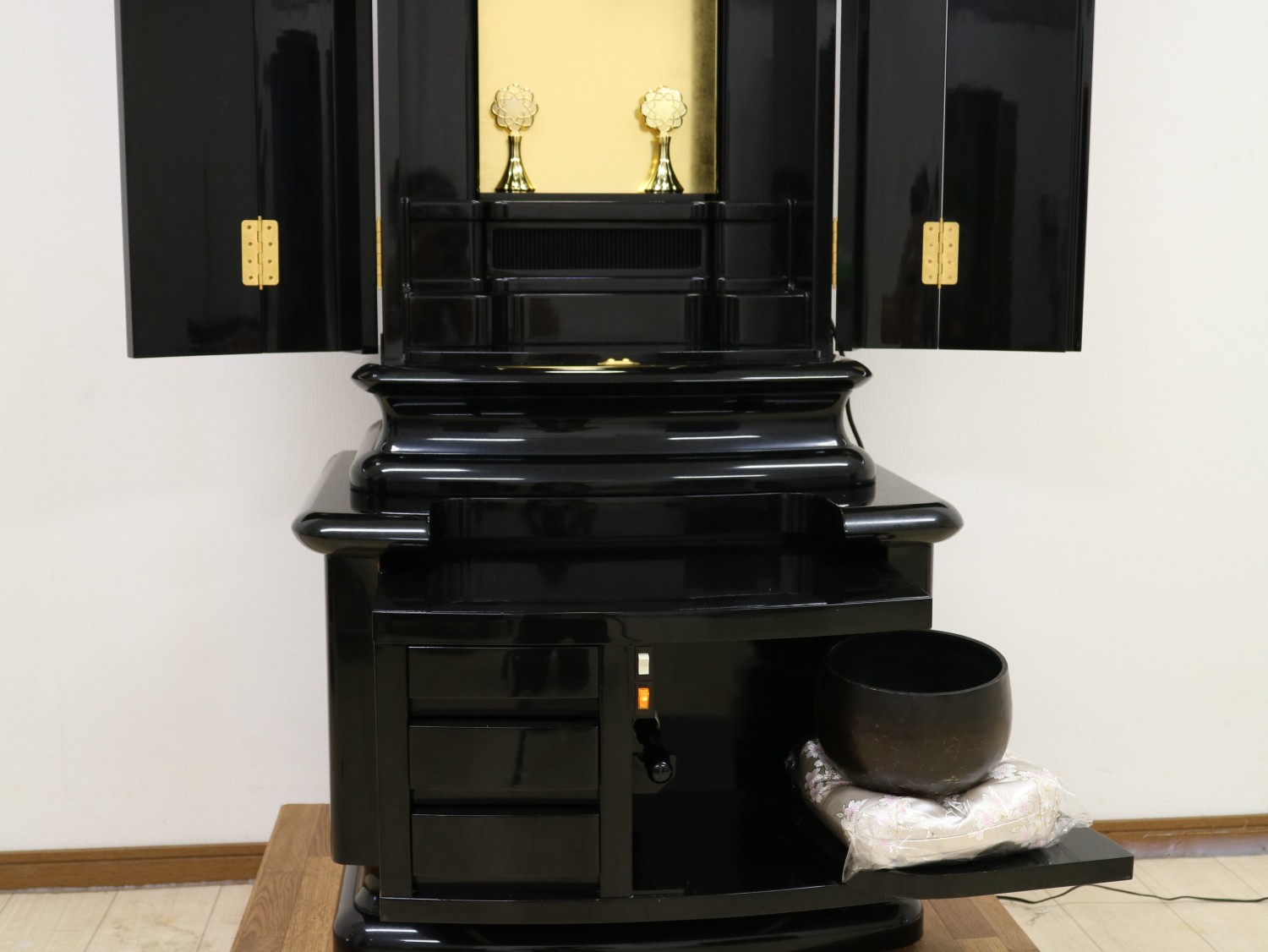 創価学会仏壇専門店桜梅桃李.comより創価学会家具調中古仏壇B742を発売致します。仏具は、写真に写ているものだけです。