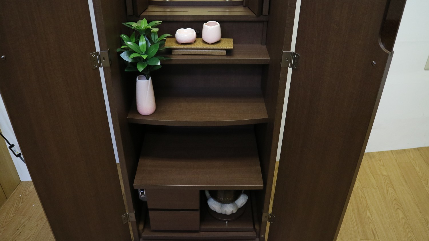 創価学会部仏壇買取専門店桜梅桃李.comより家具調電動中古仏壇613の発売を致します。こちらのお仏壇は、クリーニングメンテナンス・電動機械の調整済みです。ダークオーク色のお仏壇ですのでお部屋に溶け込みます。どの部屋にも違和感なく溶け込みます。青年部・独立・新入会・進学・一人暮らしの女子部・男子部・学生部・また新婚引っ越しにも人気の格安仏壇です。