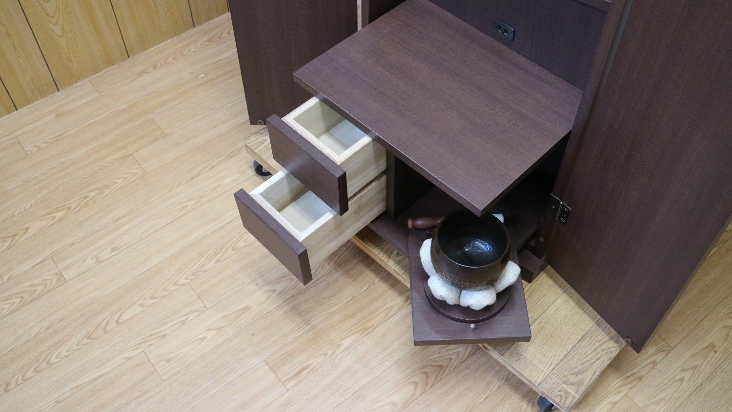 創価学会部仏壇買取専門店桜梅桃李.comより家具調電動中古仏壇613の発売を致します。こちらのお仏壇は、クリーニングメンテナンス・電動機械の調整済みです。ダークオーク色のお仏壇ですのでお部屋に溶け込みます。どの部屋にも違和感なく溶け込みます。青年部・独立・新入会・進学・一人暮らしの女子部・男子部・学生部・また新婚引っ越しにも人気の格安仏壇です。