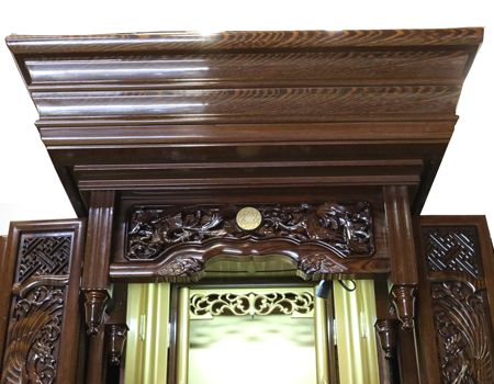 創価学会仏壇専門店桜梅桃李.comより発売いたします、会場拠点用鉄刀木　伝統型押込み扉仏壇KB004です。  経机・花台・リン台付きで、本格的なお仏壇となります。 製品名 	  創価学会中古仏壇　KB004 設置 	和室・洋室・拠点・男子部拠点にも最適です 種別 	厨子型電動仏壇 サイズ 	   仏壇本体　高さ:約173cm ×幅:約91cm×奥行:約74cm  扉最大の幅:約48cm  厨子内　高さ:約60cm×幅:約37cm  経机　高さ:約41cm×幅:約78cm×奥行:約41cm 	  材質 	鉄刀木・貼り・無垢・MDF 機能 	  スイッチ式電動扉  経机引き出し2箇所・仏壇本体引き出し4か所　計6箇所  掲載仏具一式付き(造花しきみ二本・仏器茶器のみ新品)  厨子背板を、新品の金吹きの塗装板に替えました。