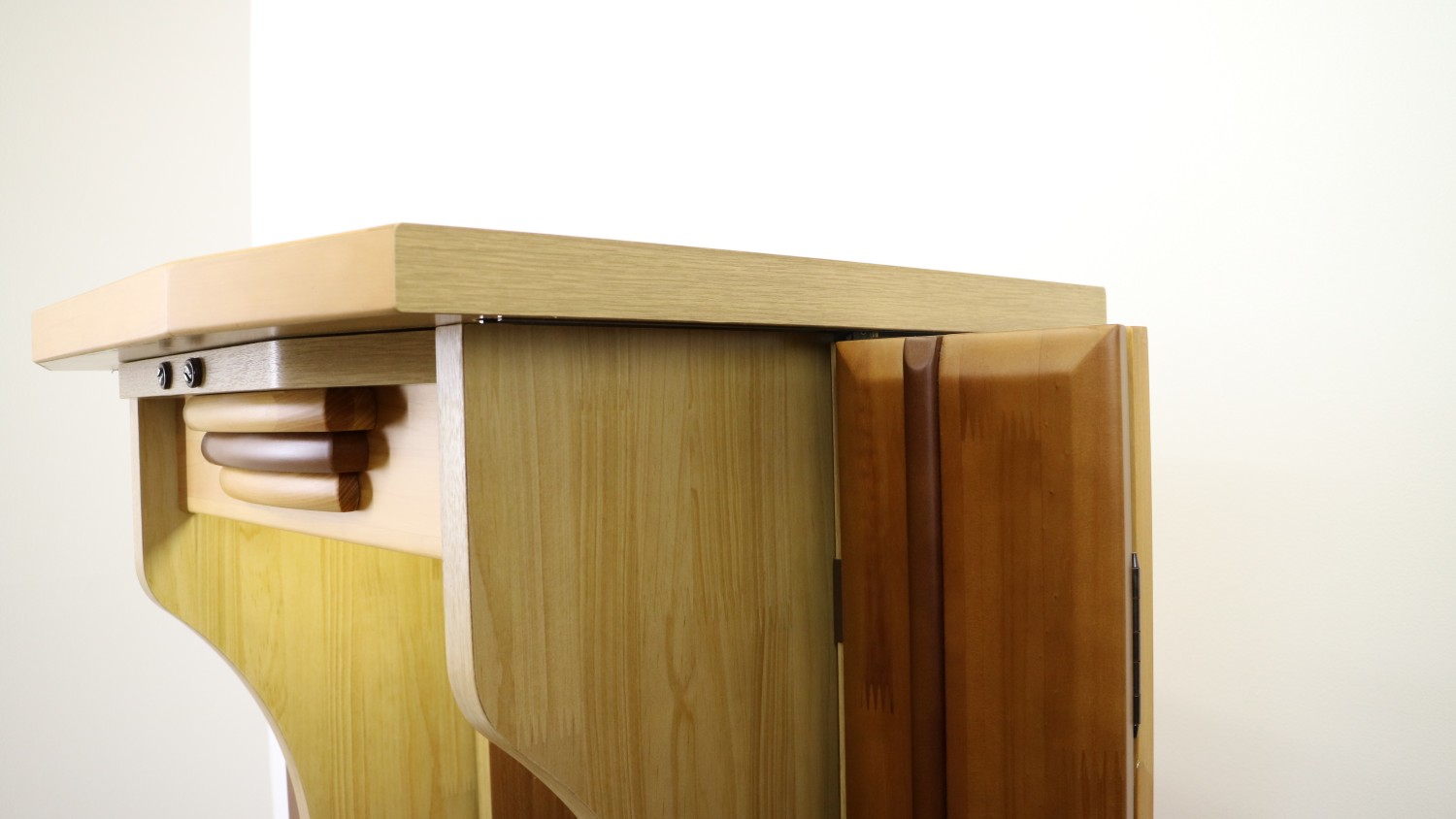  ダーク色とライト色のツートンのコンビネーション色です。今までのお仏壇のデザインではなかった、オシャレな雰囲気漂うデザインに仕上がっております。  材質はデザインにあった、パイン材を使用しており、暖かみあふれる明るい印象をお部屋にプラスしてくれます。  金剛堂アンサンブル現在でも販売されているお仏壇です。    製品名 	創価学会中古仏壇639 設置 	和室・洋室・拠点・ワンルーム・一人暮らしにも最適です 種別 	家具調仏壇 サイズ 	  仏壇全体:高さ145cm x 幅54cm x 奥行き49cm  扉二つ折り最大幅:79cm  厨子内寸: 52cm x 32cm 	  材質 	芯材:MDF、扉:パイン材、 機能 	  自動扉・引き出し3箇所(厨子下一個、下部引き出し二個)、収納経机