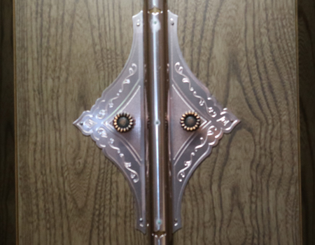 落ち着いたダーク色のお仏壇です。扉を閉めれば洋服ダンスのように見えます。リビング・ダイニング・洋室・和室・にぴったりの家具調仏壇となっております。補修箇所は掲載しております。B級仏壇の為よくご確認の上ご購入ください。製品名 創価学会家具調中古仏壇　BK002設置 和室・洋室・ワンルームにも最適です種別 家具調仏壇サイズ仏壇全体:高149.5cm x 幅59.5cm x 奥行き47.5cm厨子内寸:56cm x 30cm外扉の最大横幅:104.5cm経机引き出した際の最大奥行:約60cm材質 MDF　機能 自動扉・照明灯・引き出し2箇所・特装ご本尊様ご安置可能　格安激安最安値にて販売いたします