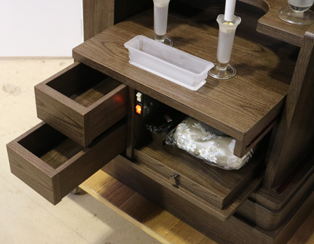 落ち着いたダーク色のお仏壇です。扉を閉めれば洋服ダンスのように見えます。リビング・ダイニング・洋室・和室・にぴったりの家具調仏壇となっております。補修箇所は掲載しております。B級仏壇の為よくご確認の上ご購入ください。製品名 創価学会家具調中古仏壇　BK002設置 和室・洋室・ワンルームにも最適です種別 家具調仏壇サイズ仏壇全体:高149.5cm x 幅59.5cm x 奥行き47.5cm厨子内寸:56cm x 30cm外扉の最大横幅:104.5cm経机引き出した際の最大奥行:約60cm材質 MDF　機能 自動扉・照明灯・引き出し2箇所・特装ご本尊様ご安置可能　格安激安最安値にて販売いたします