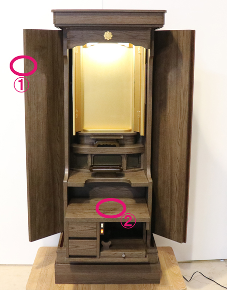 落ち着いたダーク色のお仏壇です。扉を閉めれば洋服ダンスのように見えます。リビング・ダイニング・洋室・和室・にぴったりの家具調仏壇となっております。補修箇所は掲載しております。B級仏壇の為よくご確認の上ご購入ください。製品名 創価学会家具調中古仏壇　BK002設置 和室・洋室・ワンルームにも最適です種別 家具調仏壇サイズ仏壇全体:高149.5cm x 幅59.5cm x 奥行き47.5cm厨子内寸:56cm x 30cm外扉の最大横幅:104.5cm経机引き出した際の最大奥行:約60cm材質 MDF　機能 自動扉・照明灯・引き出し2箇所・特装ご本尊様ご安置可能　格安激安最安値にて販売いたします