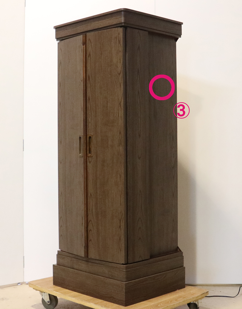 落ち着いたダーク色のお仏壇です。扉を閉めれば洋服ダンスのように見えます。リビング・ダイニング・洋室・和室・にぴったりの家具調仏壇となっております。補修箇所は掲載しております。B級仏壇の為よくご確認の上ご購入ください。製品名 創価学会家具調中古仏壇　BK002設置 和室・洋室・ワンルームにも最適です種別 家具調仏壇サイズ仏壇全体:高149.5cm x 幅59.5cm x 奥行き47.5cm厨子内寸:56cm x 30cm外扉の最大横幅:104.5cm経机引き出した際の最大奥行:約60cm材質 MDF　機能 自動扉・照明灯・引き出し2箇所・特装ご本尊様ご安置可能　格安激安最安値にて販売いたします