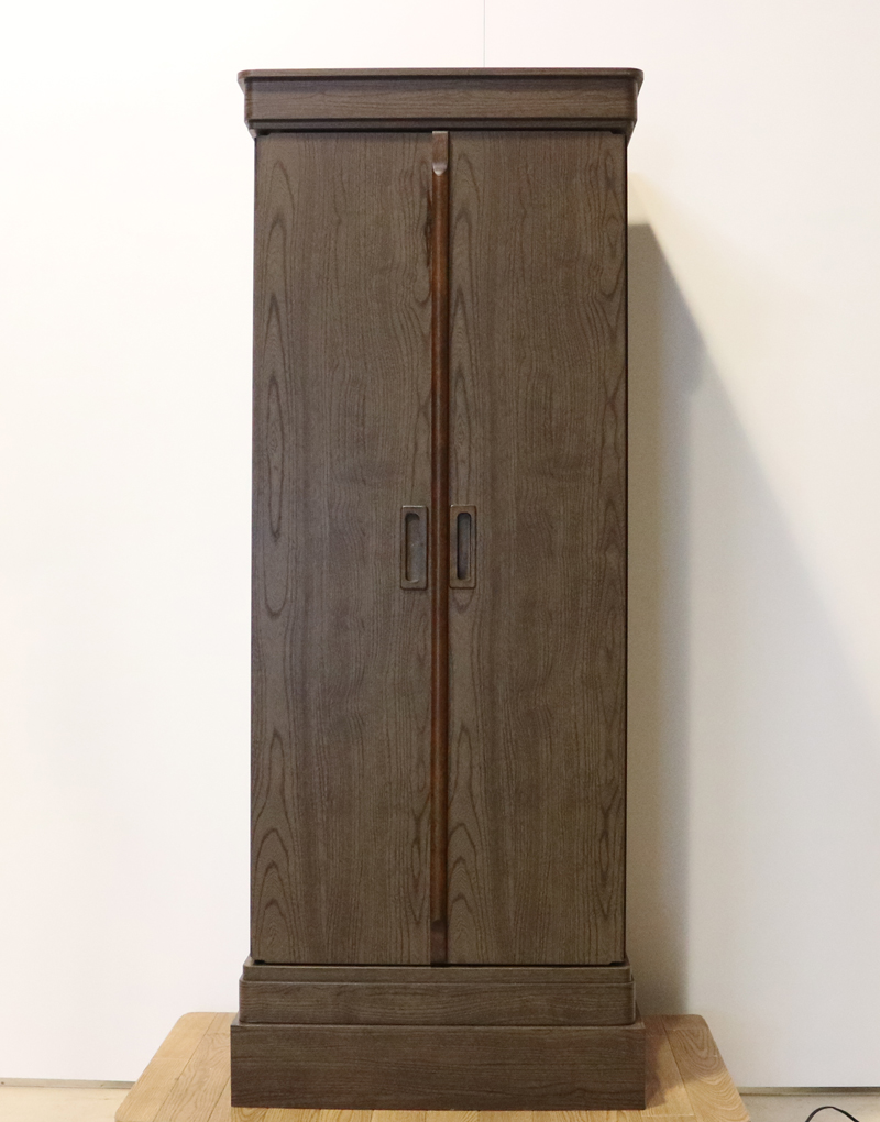 落ち着いたダーク色のお仏壇です。扉を閉めれば洋服ダンスのように見えます。リビング・ダイニング・洋室・和室・にぴったりの家具調仏壇となっております。補修箇所は掲載しております。B級仏壇の為よくご確認の上ご購入ください。製品名 創価学会家具調中古仏壇　BK002設置 和室・洋室・ワンルームにも最適です種別 家具調仏壇サイズ仏壇全体:高149.5cm x 幅59.5cm x 奥行き47.5cm厨子内寸:56cm x 30cm外扉の最大横幅:104.5cm経机引き出した際の最大奥行:約60cm材質 MDF　機能 自動扉・照明灯・引き出し2箇所・特装ご本尊様ご安置可能　格安激安最安値にて販売いたします