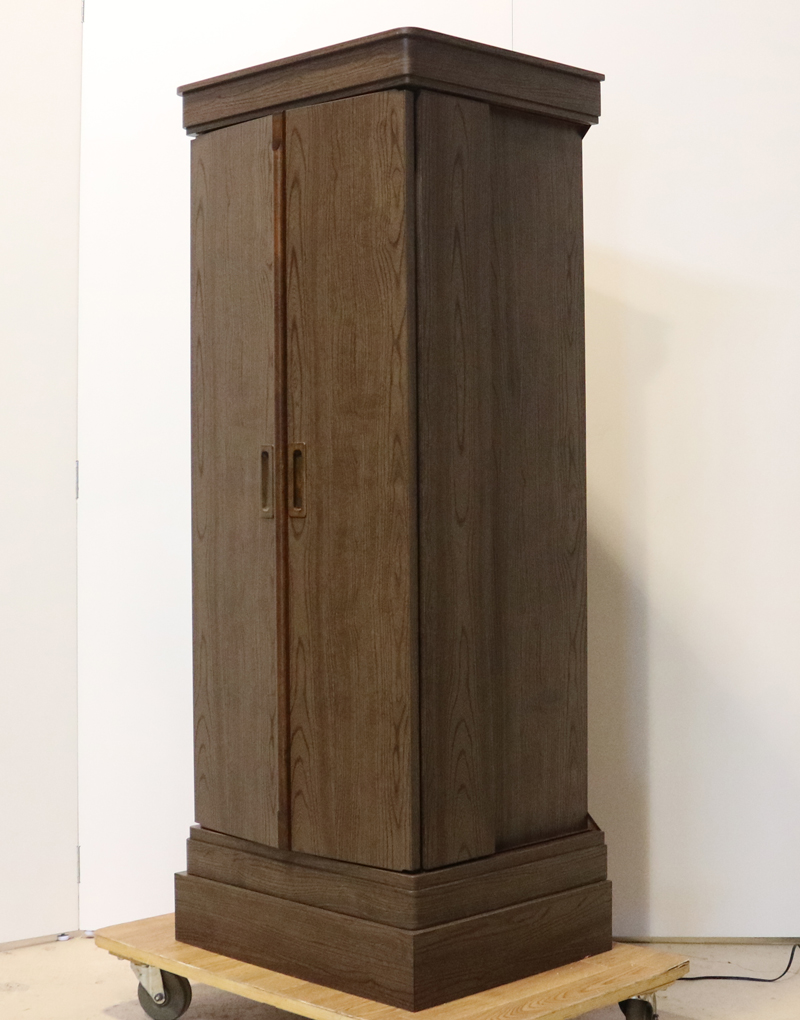 落ち着いたダーク色のお仏壇です。扉を閉めれば洋服ダンスのように見えます。リビング・ダイニング・洋室・和室・にぴったりの家具調仏壇となっております。補修箇所は掲載しております。B級仏壇の為よくご確認の上ご購入ください。製品名 創価学会家具調中古仏壇　BK002設置 和室・洋室・ワンルームにも最適です種別 家具調仏壇サイズ仏壇全体:高149.5cm x 幅59.5cm x 奥行き47.5cm厨子内寸:56cm x 30cm外扉の最大横幅:104.5cm経机引き出した際の最大奥行:約60cm材質 MDF　機能 自動扉・照明灯・引き出し2箇所・特装ご本尊様ご安置可能　格安激安最安値にて販売いたします