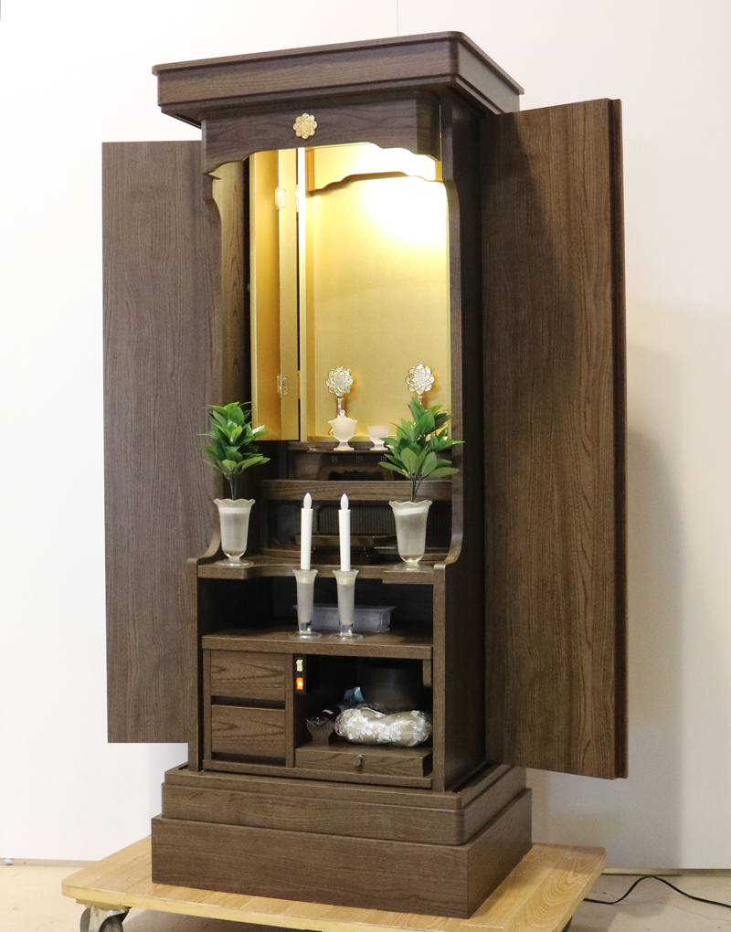 落ち着いたダーク色のお仏壇です。扉を閉めれば洋服ダンスのように見えます。リビング・ダイニング・洋室・和室・にぴったりの家具調仏壇となっております。補修箇所は掲載しております。B級仏壇の為よくご確認の上ご購入ください。製品名 創価学会家具調中古仏壇　BK002設置 和室・洋室・ワンルームにも最適です種別 家具調仏壇サイズ仏壇全体:高149.5cm x 幅59.5cm x 奥行き47.5cm厨子内寸:56cm x 30cm外扉の最大横幅:104.5cm経机引き出した際の最大奥行:約60cm材質 MDF　機能 自動扉・照明灯・引き出し2箇所・特装ご本尊様ご安置可能　格安激安最安値にて販売いたします