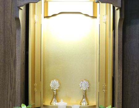 落ち着いたダーク色のお仏壇です。扉を閉めれば洋服ダンスのように見えます。リビング・ダイニング・洋室・和室・にぴったりの家具調仏壇となっております。補修箇所は掲載しております。B級仏壇の為よくご確認の上ご購入ください。製品名 創価学会家具調中古仏壇　BK002設置 和室・洋室・ワンルームにも最適です種別 家具調仏壇サイズ仏壇全体:高149.5cm x 幅59.5cm x 奥行き47.5cm厨子内寸:56cm x 30cm外扉の最大横幅:104.5cm経机引き出した際の最大奥行:約60cm材質 MDF　機能 自動扉・照明灯・引き出し2箇所・特装ご本尊様ご安置可能　格安激安最安値にて販売いたします