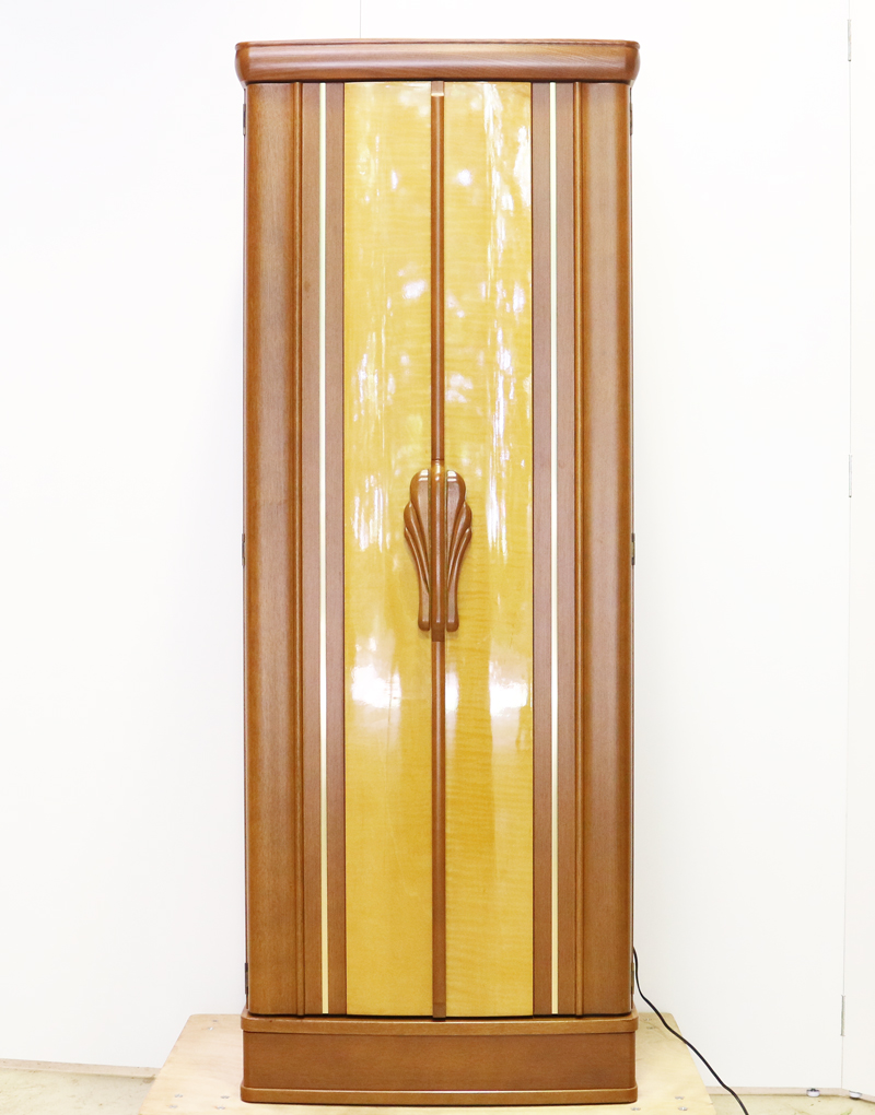 世界の銘木カーリーメープルで丹精込めて作りました 希望あふれる未来の向かって思う存分唱題に励める 事でしょう!    製品名 	創価学会中古仏壇K005 設置 	和室・洋室・拠点・ワンルーム・一人暮らしにも最適です 種別 	家具調仏壇 サイズ 	  仏壇全体:高さ167cm x 幅64cm x 奥行き57.5cm  扉二つ折り時の幅:94cm  収納経机を引き出し時の奥行:64cm  厨子内寸:63cm x 42cm 	  	  材質 	カーリーメープル(無垢・合成杢) 機能 	  自動扉・猫戸、引き出し3箇所、収納経机