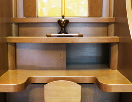 世界の銘木カーリーメープルで丹精込めて作りました 希望あふれる未来の向かって思う存分唱題に励める 事でしょう!    製品名 	創価学会中古仏壇K005 設置 	和室・洋室・拠点・ワンルーム・一人暮らしにも最適です 種別 	家具調仏壇 サイズ 	  仏壇全体:高さ167cm x 幅64cm x 奥行き57.5cm  扉二つ折り時の幅:94cm  収納経机を引き出し時の奥行:64cm  厨子内寸:63cm x 42cm 	  	  材質 	カーリーメープル(無垢・合成杢) 機能 	  自動扉・猫戸、引き出し3箇所、収納経机