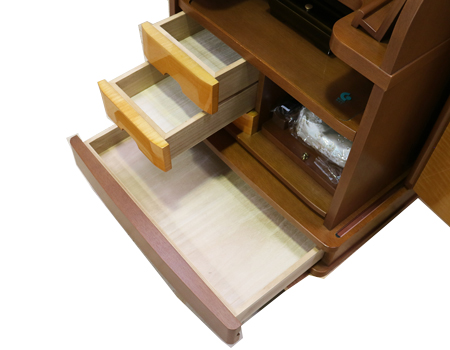 世界の銘木カーリーメープルで丹精込めて作りました 希望あふれる未来の向かって思う存分唱題に励める 事でしょう!    製品名 	創価学会中古仏壇K005 設置 	和室・洋室・拠点・ワンルーム・一人暮らしにも最適です 種別 	家具調仏壇 サイズ 	  仏壇全体:高さ167cm x 幅64cm x 奥行き57.5cm  扉二つ折り時の幅:94cm  収納経机を引き出し時の奥行:64cm  厨子内寸:63cm x 42cm 	  	  材質 	カーリーメープル(無垢・合成杢) 機能 	  自動扉・猫戸、引き出し3箇所、収納経机