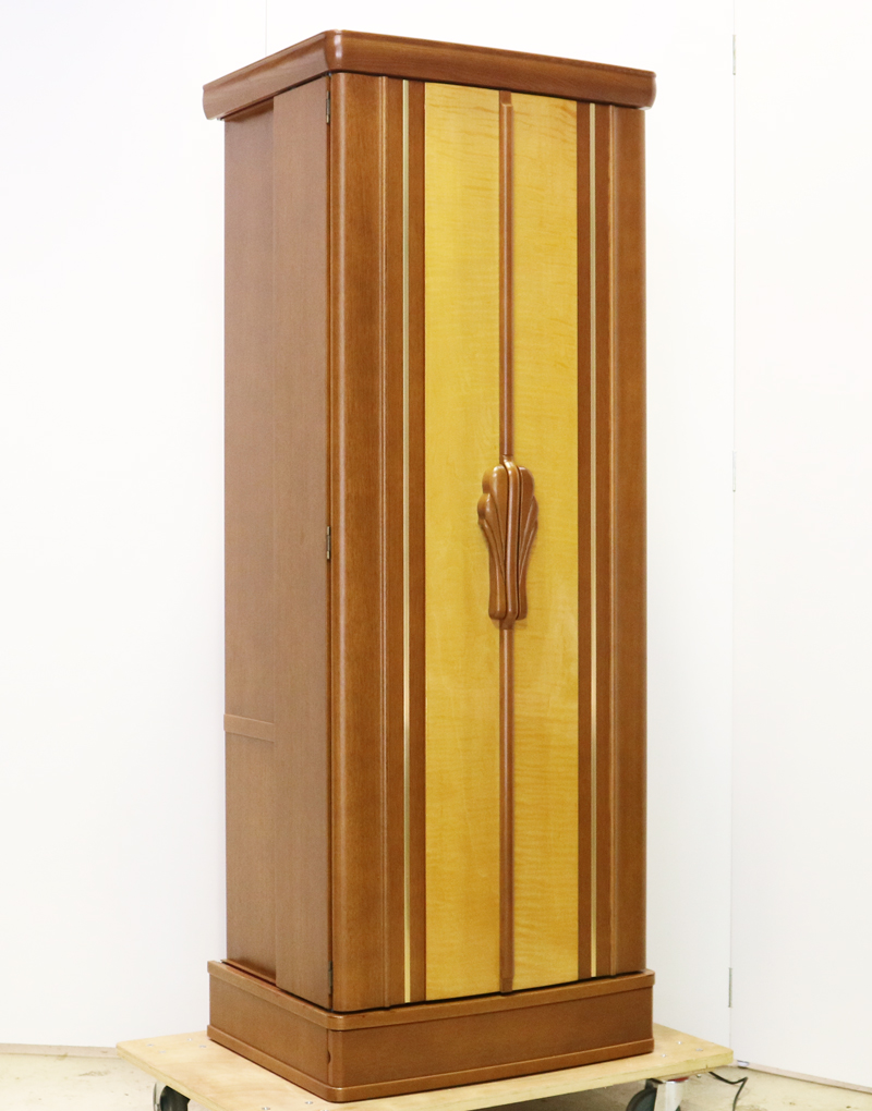 世界の銘木カーリーメープルで丹精込めて作りました 希望あふれる未来の向かって思う存分唱題に励める 事でしょう!    製品名 	創価学会中古仏壇K005 設置 	和室・洋室・拠点・ワンルーム・一人暮らしにも最適です 種別 	家具調仏壇 サイズ 	  仏壇全体:高さ167cm x 幅64cm x 奥行き57.5cm  扉二つ折り時の幅:94cm  収納経机を引き出し時の奥行:64cm  厨子内寸:63cm x 42cm 	  	  材質 	カーリーメープル(無垢・合成杢) 機能 	  自動扉・猫戸、引き出し3箇所、収納経机