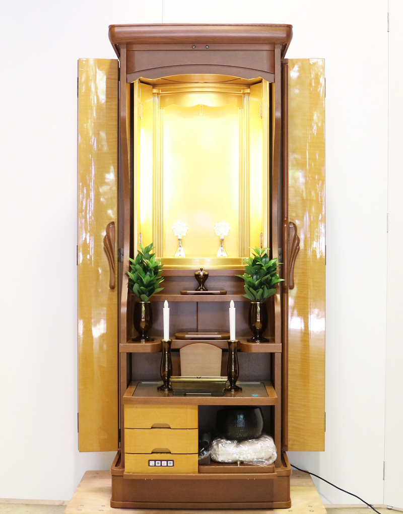 世界の銘木カーリーメープルで丹精込めて作りました 希望あふれる未来の向かって思う存分唱題に励める 事でしょう!    製品名 	創価学会中古仏壇K005 設置 	和室・洋室・拠点・ワンルーム・一人暮らしにも最適です 種別 	家具調仏壇 サイズ 	  仏壇全体:高さ167cm x 幅64cm x 奥行き57.5cm  扉二つ折り時の幅:94cm  収納経机を引き出し時の奥行:64cm  厨子内寸:63cm x 42cm 	  	  材質 	カーリーメープル(無垢・合成杢) 機能 	  自動扉・猫戸、引き出し3箇所、収納経机