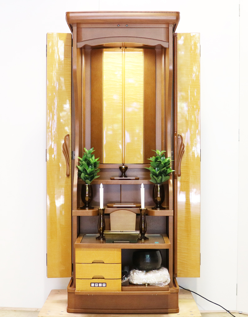 世界の銘木カーリーメープルで丹精込めて作りました 希望あふれる未来の向かって思う存分唱題に励める 事でしょう!    製品名 	創価学会中古仏壇K005 設置 	和室・洋室・拠点・ワンルーム・一人暮らしにも最適です 種別 	家具調仏壇 サイズ 	  仏壇全体:高さ167cm x 幅64cm x 奥行き57.5cm  扉二つ折り時の幅:94cm  収納経机を引き出し時の奥行:64cm  厨子内寸:63cm x 42cm 	  	  材質 	カーリーメープル(無垢・合成杢) 機能 	  自動扉・猫戸、引き出し3箇所、収納経机