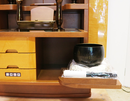 世界の銘木カーリーメープルで丹精込めて作りました 希望あふれる未来の向かって思う存分唱題に励める 事でしょう!    製品名 	創価学会中古仏壇K005 設置 	和室・洋室・拠点・ワンルーム・一人暮らしにも最適です 種別 	家具調仏壇 サイズ 	  仏壇全体:高さ167cm x 幅64cm x 奥行き57.5cm  扉二つ折り時の幅:94cm  収納経机を引き出し時の奥行:64cm  厨子内寸:63cm x 42cm 	  	  材質 	カーリーメープル(無垢・合成杢) 機能 	  自動扉・猫戸、引き出し3箇所、収納経机