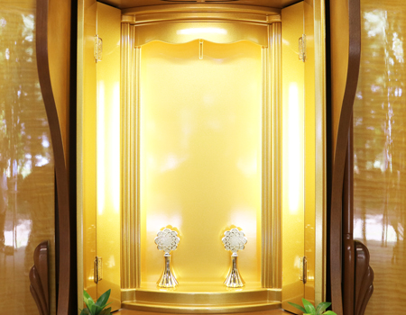 世界の銘木カーリーメープルで丹精込めて作りました 希望あふれる未来の向かって思う存分唱題に励める 事でしょう!    製品名 	創価学会中古仏壇K005 設置 	和室・洋室・拠点・ワンルーム・一人暮らしにも最適です 種別 	家具調仏壇 サイズ 	  仏壇全体:高さ167cm x 幅64cm x 奥行き57.5cm  扉二つ折り時の幅:94cm  収納経机を引き出し時の奥行:64cm  厨子内寸:63cm x 42cm 	  	  材質 	カーリーメープル(無垢・合成杢) 機能 	  自動扉・猫戸、引き出し3箇所、収納経机