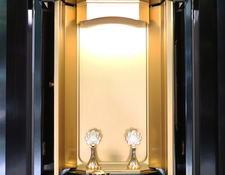 創価学会仏壇専門店桜梅桃李.comより黒檀厨子型中古仏壇経机付k007発売いたします。  経机・花台・リン台付きで、本格的なお仏壇となります。 