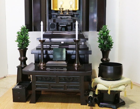 創価学会仏壇専門店桜梅桃李.comより黒檀厨子型中古仏壇経机付k007発売いたします。  経机・花台・リン台付きで、本格的なお仏壇となります。 