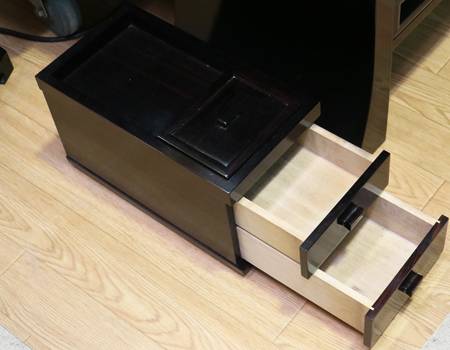 創価学会仏壇専門店桜梅桃李.comより黒檀厨子型中古仏壇経机付k007発売いたします。  経机・花台・リン台付きで、本格的なお仏壇となります。 