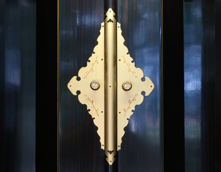 創価学会仏壇専門店桜梅桃李.comより黒檀厨子型中古仏壇経机付k007発売いたします。  経机・花台・リン台付きで、本格的なお仏壇となります。 