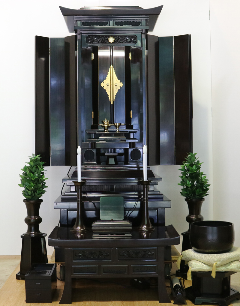 創価学会仏壇専門店桜梅桃李.comより厨子型中古仏壇経机付k007黒檀を発売いたします。 経机・花台・リン台付きで、本格的なお仏壇となります。 和室・洋室・拠点・男子部拠点にも最適です。
