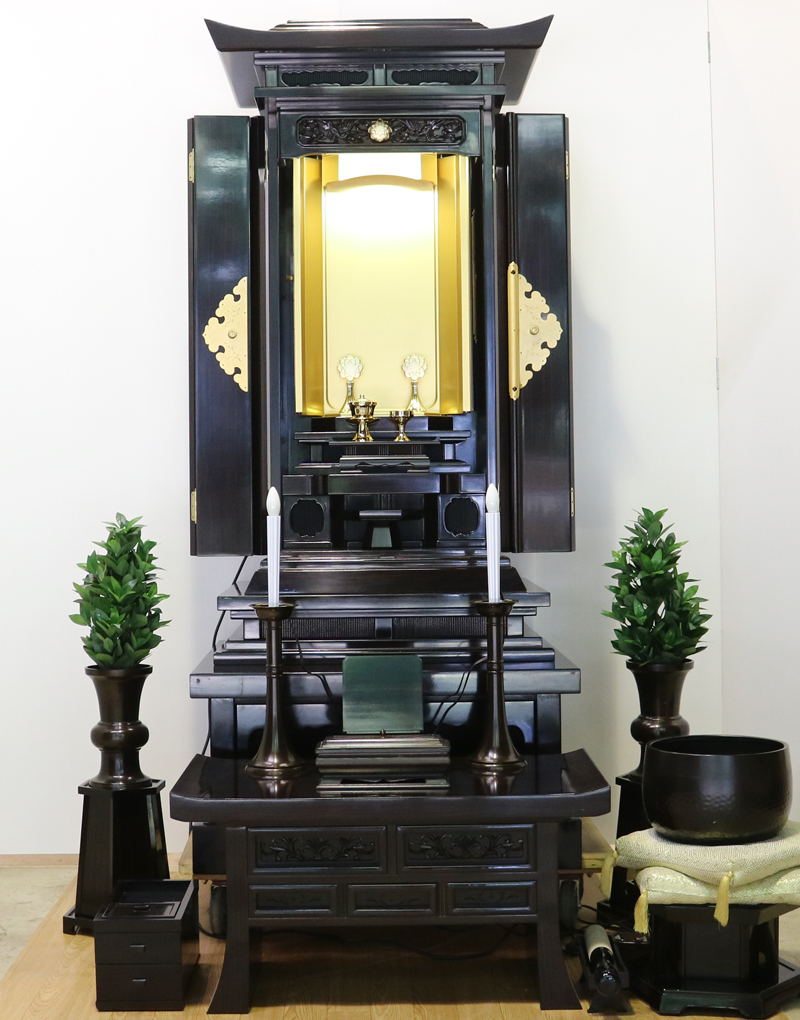 創価学会仏壇専門店桜梅桃李.comより厨子型中古仏壇経机付k007黒檀を発売いたします。 経机・花台・リン台付きで、本格的なお仏壇となります。 和室・洋室・拠点・男子部拠点にも最適です。