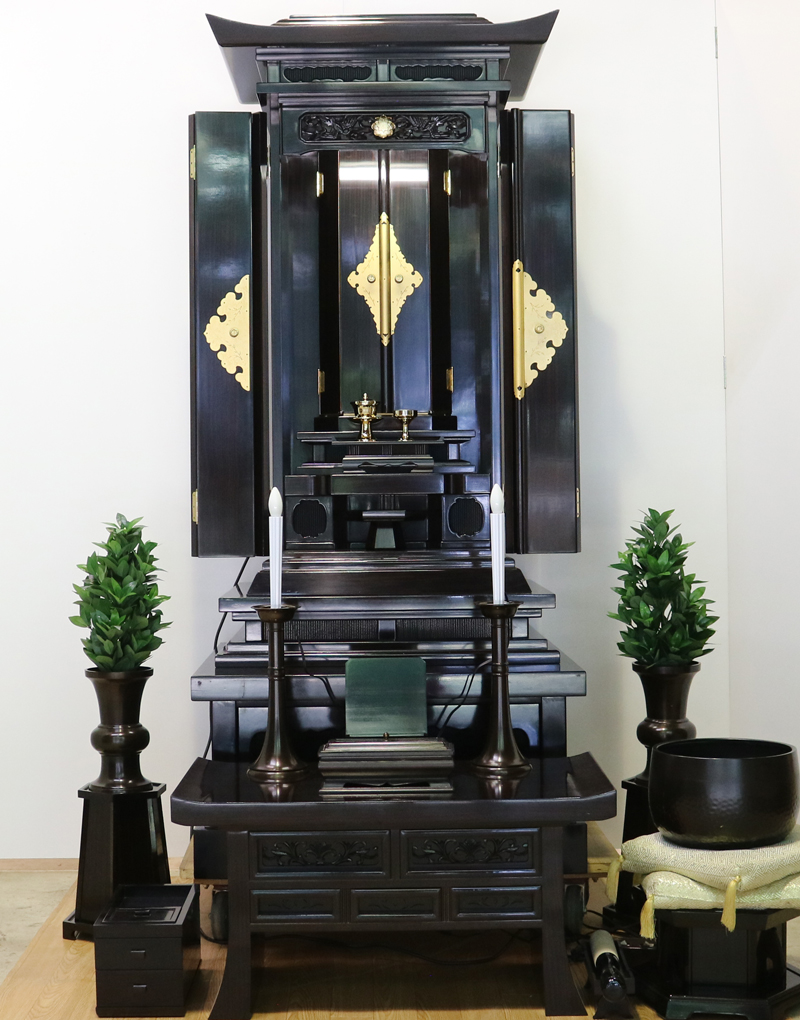 創価学会仏壇専門店桜梅桃李.comより厨子型中古仏壇経机付k007黒檀を発売いたします。 経机・花台・リン台付きで、本格的なお仏壇となります。 和室・洋室・拠点・男子部拠点にも最適です。