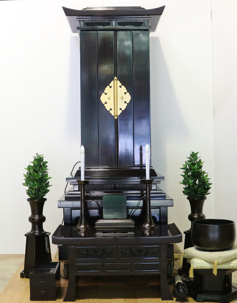 創価学会仏壇専門店桜梅桃李.comより厨子型中古仏壇経机付k007黒檀を発売いたします。 経机・花台・リン台付きで、本格的なお仏壇となります。 和室・洋室・拠点・男子部拠点にも最適です。