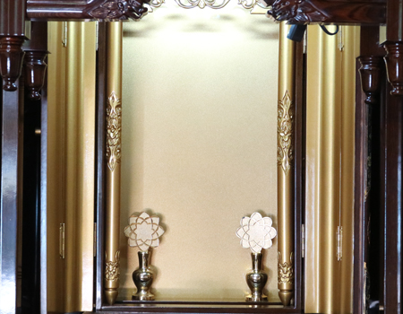 創価学会仏壇専門店桜梅桃李.comより発売いたします、会場拠点用鉄刀木　伝統型押込み扉仏壇KB004です。  経机・花台・リン台付きで、本格的なお仏壇となります。 製品名 	  創価学会中古仏壇　KB004 設置 	和室・洋室・拠点・男子部拠点にも最適です 種別 	厨子型電動仏壇 サイズ 	   仏壇本体　高さ:約173cm ×幅:約91cm×奥行:約74cm  扉最大の幅:約48cm  厨子内　高さ:約60cm×幅:約37cm  経机　高さ:約41cm×幅:約78cm×奥行:約41cm 	  材質 	鉄刀木・貼り・無垢・MDF 機能 	  スイッチ式電動扉  経机引き出し2箇所・仏壇本体引き出し4か所　計6箇所  掲載仏具一式付き(造花しきみ二本・仏器茶器のみ新品)  厨子背板を、新品の金吹きの塗装板に替えました。