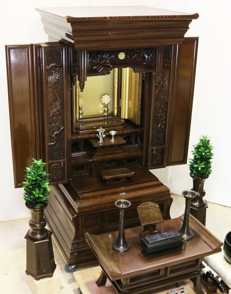 創価学会仏壇専門店桜梅桃李.comより発売いたします、会場拠点用鉄刀木　伝統型押込み扉仏壇KB004です。  経机・花台・リン台付きで、本格的なお仏壇となります。 製品名 	  創価学会中古仏壇　KB004 設置 	和室・洋室・拠点・男子部拠点にも最適です 種別 	厨子型電動仏壇 サイズ 	   仏壇本体　高さ:約173cm ×幅:約91cm×奥行:約74cm  扉最大の幅:約48cm  厨子内　高さ:約60cm×幅:約37cm  経机　高さ:約41cm×幅:約78cm×奥行:約41cm 	  材質 	鉄刀木・貼り・無垢・MDF 機能 	  スイッチ式電動扉  経机引き出し2箇所・仏壇本体引き出し4か所　計6箇所  掲載仏具一式付き(造花しきみ二本・仏器茶器のみ新品)  厨子背板を、新品の金吹きの塗装板に替えました。