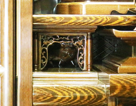 創価学会仏壇専門店桜梅桃李.comより発売いたします、会場拠点用鉄刀木　伝統型押込み扉仏壇KB004です。  経机・花台・リン台付きで、本格的なお仏壇となります。 製品名 	  創価学会中古仏壇　KB004 設置 	和室・洋室・拠点・男子部拠点にも最適です 種別 	厨子型電動仏壇 サイズ 	   仏壇本体　高さ:約173cm ×幅:約91cm×奥行:約74cm  扉最大の幅:約48cm  厨子内　高さ:約60cm×幅:約37cm  経机　高さ:約41cm×幅:約78cm×奥行:約41cm 	  材質 	鉄刀木・貼り・無垢・MDF 機能 	  スイッチ式電動扉  経机引き出し2箇所・仏壇本体引き出し4か所　計6箇所  掲載仏具一式付き(造花しきみ二本・仏器茶器のみ新品)  厨子背板を、新品の金吹きの塗装板に替えました。