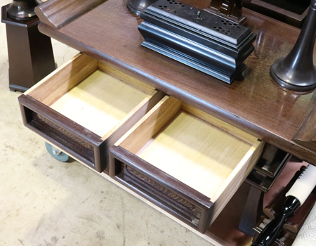 創価学会仏壇専門店桜梅桃李.comより発売いたします、会場拠点用鉄刀木　伝統型押込み扉仏壇KB004です。  経机・花台・リン台付きで、本格的なお仏壇となります。 製品名 	  創価学会中古仏壇　KB004 設置 	和室・洋室・拠点・男子部拠点にも最適です 種別 	厨子型電動仏壇 サイズ 	   仏壇本体　高さ:約173cm ×幅:約91cm×奥行:約74cm  扉最大の幅:約48cm  厨子内　高さ:約60cm×幅:約37cm  経机　高さ:約41cm×幅:約78cm×奥行:約41cm 	  材質 	鉄刀木・貼り・無垢・MDF 機能 	  スイッチ式電動扉  経机引き出し2箇所・仏壇本体引き出し4か所　計6箇所  掲載仏具一式付き(造花しきみ二本・仏器茶器のみ新品)  厨子背板を、新品の金吹きの塗装板に替えました。