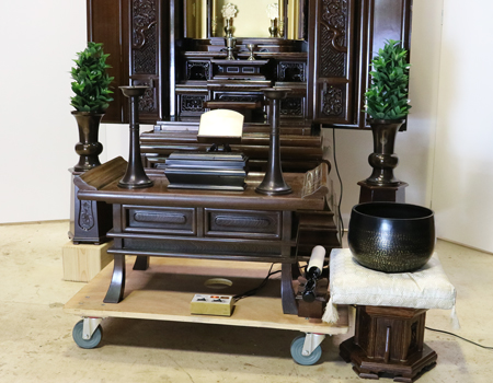 創価学会仏壇専門店桜梅桃李.comより発売いたします、会場拠点用鉄刀木　伝統型押込み扉仏壇KB004です。  経机・花台・リン台付きで、本格的なお仏壇となります。 製品名 	  創価学会中古仏壇　KB004 設置 	和室・洋室・拠点・男子部拠点にも最適です 種別 	厨子型電動仏壇 サイズ 	   仏壇本体　高さ:約173cm ×幅:約91cm×奥行:約74cm  扉最大の幅:約48cm  厨子内　高さ:約60cm×幅:約37cm  経机　高さ:約41cm×幅:約78cm×奥行:約41cm 	  材質 	鉄刀木・貼り・無垢・MDF 機能 	  スイッチ式電動扉  経机引き出し2箇所・仏壇本体引き出し4か所　計6箇所  掲載仏具一式付き(造花しきみ二本・仏器茶器のみ新品)  厨子背板を、新品の金吹きの塗装板に替えました。