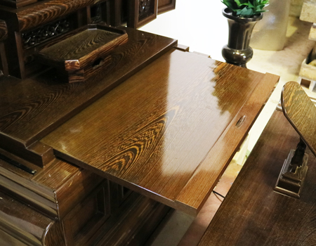 創価学会仏壇専門店桜梅桃李.comより発売いたします、会場拠点用鉄刀木　伝統型押込み扉仏壇KB004です。  経机・花台・リン台付きで、本格的なお仏壇となります。 製品名 	  創価学会中古仏壇　KB004 設置 	和室・洋室・拠点・男子部拠点にも最適です 種別 	厨子型電動仏壇 サイズ 	   仏壇本体　高さ:約173cm ×幅:約91cm×奥行:約74cm  扉最大の幅:約48cm  厨子内　高さ:約60cm×幅:約37cm  経机　高さ:約41cm×幅:約78cm×奥行:約41cm 	  材質 	鉄刀木・貼り・無垢・MDF 機能 	  スイッチ式電動扉  経机引き出し2箇所・仏壇本体引き出し4か所　計6箇所  掲載仏具一式付き(造花しきみ二本・仏器茶器のみ新品)  厨子背板を、新品の金吹きの塗装板に替えました。