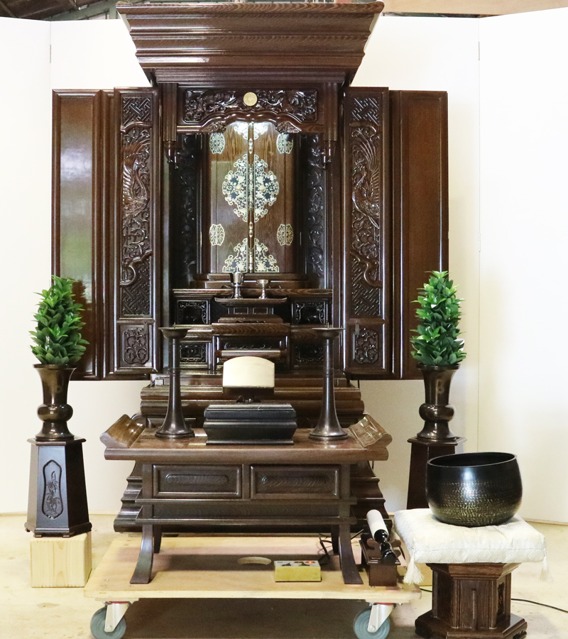 創価学会仏壇専門店桜梅桃李.comより発売いたします、会場拠点用鉄刀木　伝統型押込み扉仏壇KB004です。  経机・花台・リン台付きで、本格的なお仏壇となります。 製品名 	  創価学会中古仏壇　KB004 設置 	和室・洋室・拠点・男子部拠点にも最適です 種別 	厨子型電動仏壇 サイズ 	   仏壇本体　高さ:約173cm ×幅:約91cm×奥行:約74cm  扉最大の幅:約48cm  厨子内　高さ:約60cm×幅:約37cm  経机　高さ:約41cm×幅:約78cm×奥行:約41cm 	  材質 	鉄刀木・貼り・無垢・MDF 機能 	  スイッチ式電動扉  経机引き出し2箇所・仏壇本体引き出し4か所　計6箇所  掲載仏具一式付き(造花しきみ二本・仏器茶器のみ新品)  厨子背板を、新品の金吹きの塗装板に替えました。