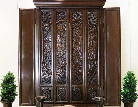 創価学会仏壇専門店桜梅桃李.comより発売いたします、会場拠点用鉄刀木　伝統型押込み扉仏壇KB004です。  経机・花台・リン台付きで、本格的なお仏壇となります。 製品名 	  創価学会中古仏壇　KB004 設置 	和室・洋室・拠点・男子部拠点にも最適です 種別 	厨子型電動仏壇 サイズ 	   仏壇本体　高さ:約173cm ×幅:約91cm×奥行:約74cm  扉最大の幅:約48cm  厨子内　高さ:約60cm×幅:約37cm  経机　高さ:約41cm×幅:約78cm×奥行:約41cm 	  材質 	鉄刀木・貼り・無垢・MDF 機能 	  スイッチ式電動扉  経机引き出し2箇所・仏壇本体引き出し4か所　計6箇所  掲載仏具一式付き(造花しきみ二本・仏器茶器のみ新品)  厨子背板を、新品の金吹きの塗装板に替えました。