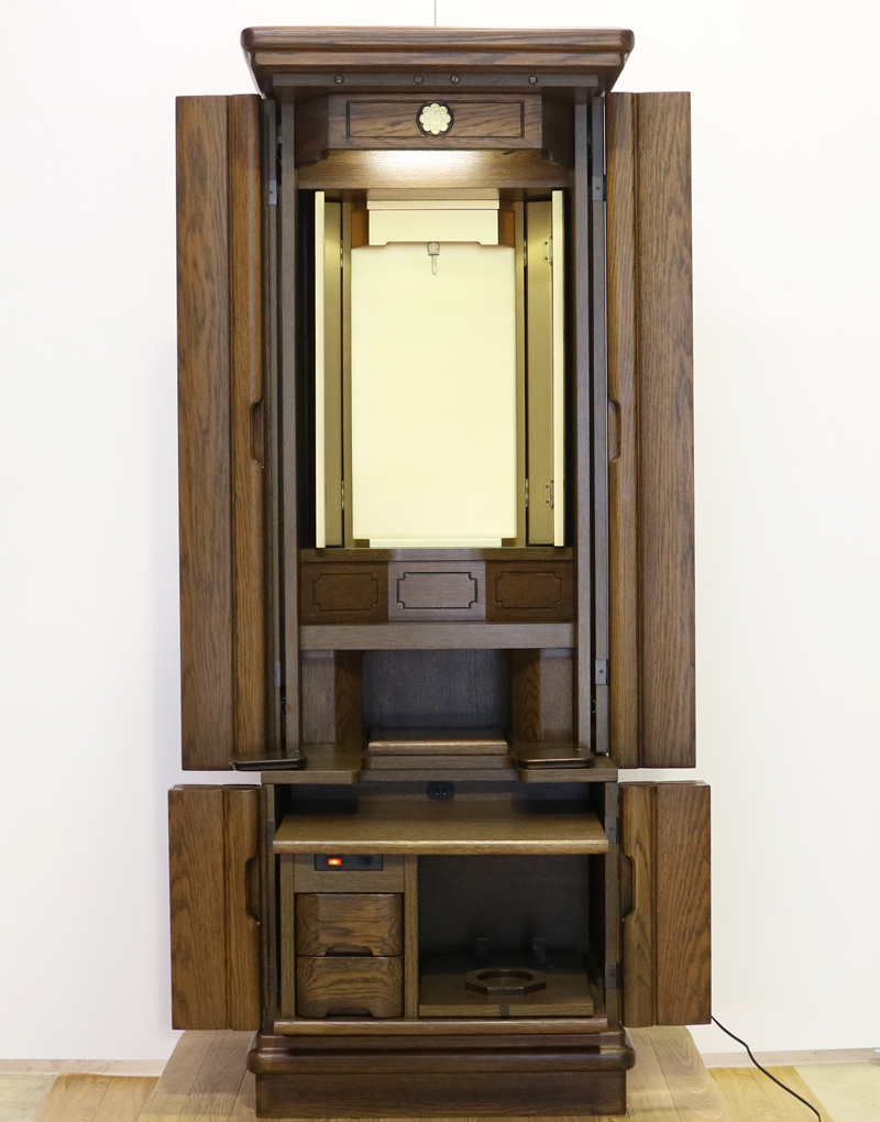 落ち着いたダーク色のお仏壇です。  リビング・ダイニング・洋室・和室・にぴったりの家具調仏壇となっております。  補修箇所は掲載しております。B級仏壇の為よくご確認の上ご購入ください。 製品名 	創価学会家具調中古仏壇　BK006 設置 	和室・洋室・ワンルームにも最適です 種別 	家具調仏壇 サイズ 	  仏壇全体:高:約165cm x 幅:約60cm x 奥行き:約46cm  厨子内寸:約53cm x 約28cm  外扉の二つ折り時横幅:約83cm  経机引き出した際の最大奥行:約59cm 	  材質 	MDF　 機能 	自動扉・照明灯・引き出し2箇所・特装ご本尊様ご安置可能