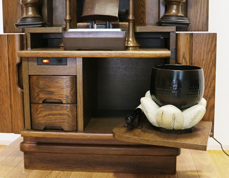  写真掲載仏具と、仏壇本体のみをお選びいただけます  ・送料別途 ・現在お使いのお仏壇をお引き取り希望の場合、処分代金・配送料金がかかります。  ・中古仏壇のため、これ以上の補修はせずに現状引き渡しとなります。  ・中古仏壇は、返品交換不可です。よくご検討いただきましてからご購入下さい。  中古仏壇の為、通常使用時につきます、カスレ傷・うち傷等はございます。  神経質な方は、ご購入いただけません。  良くご検討いただきますようお願いいたします。