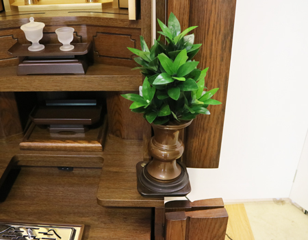  写真掲載仏具と、仏壇本体のみをお選びいただけます  ・送料別途 ・現在お使いのお仏壇をお引き取り希望の場合、処分代金・配送料金がかかります。  ・中古仏壇のため、これ以上の補修はせずに現状引き渡しとなります。  ・中古仏壇は、返品交換不可です。よくご検討いただきましてからご購入下さい。  中古仏壇の為、通常使用時につきます、カスレ傷・うち傷等はございます。  神経質な方は、ご購入いただけません。  良くご検討いただきますようお願いいたします。