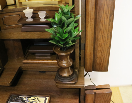  写真掲載仏具と、仏壇本体のみをお選びいただけます  ・送料別途 ・現在お使いのお仏壇をお引き取り希望の場合、処分代金・配送料金がかかります。  ・中古仏壇のため、これ以上の補修はせずに現状引き渡しとなります。  ・中古仏壇は、返品交換不可です。よくご検討いただきましてからご購入下さい。  中古仏壇の為、通常使用時につきます、カスレ傷・うち傷等はございます。  神経質な方は、ご購入いただけません。  良くご検討いただきますようお願いいたします。成杢、MDF 機能 	  自動開閉厨子・蛍光照明・厨子内金箔